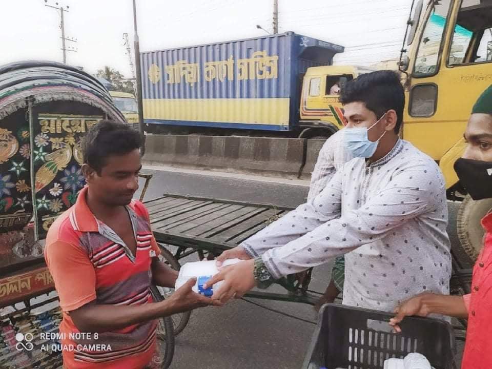 কর্নেলহাটে মানবিক কিছু তরুণের উদ্যোগে ইফতার বিতরণ  