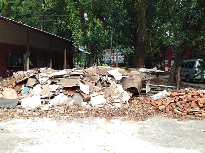 পাহাড়তলী রেলের প্রধান সরঞ্জাম নিয়ন্ত্রক (সিসিএস) কার্যালয়ের সামনে ময়লার ভাগাড়