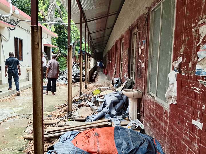 রেলের সিসিএস কার্যালয়ের সামনে ময়লা অপসারণ না হওয়ার কারণ কী?